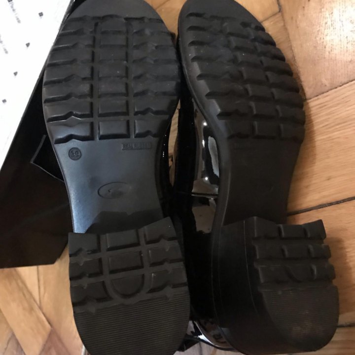 Лакированные ботинки.