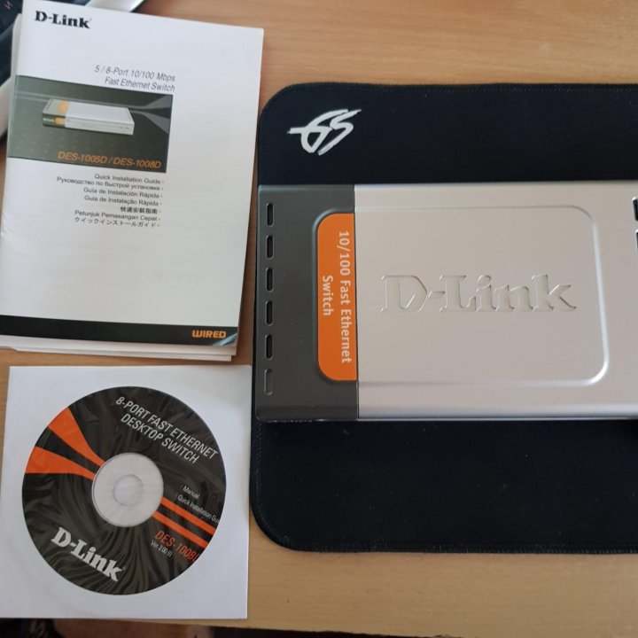 Коммутатор D-Link DES-1008D на 8 портов.