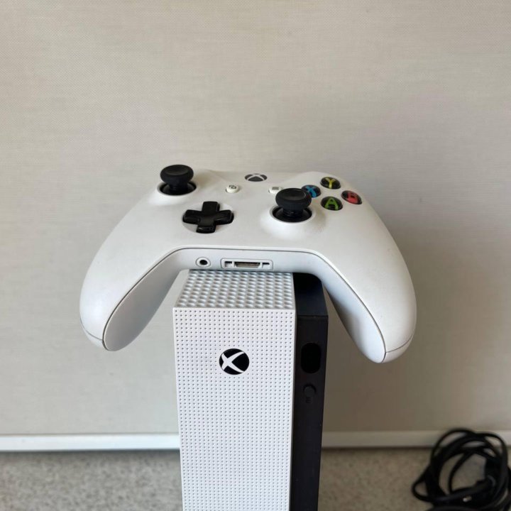 Xbox one S + 400 игр + геймпад