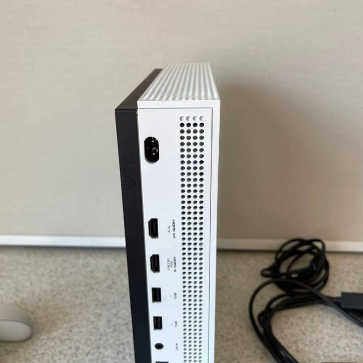 Xbox one S + 400 игр + геймпад