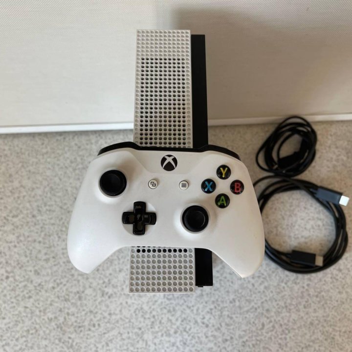 Xbox one S + 400 игр + геймпад