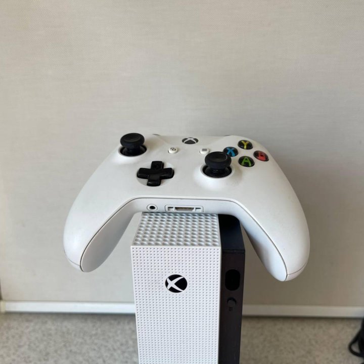 Xbox one S + 400 игр + геймпад