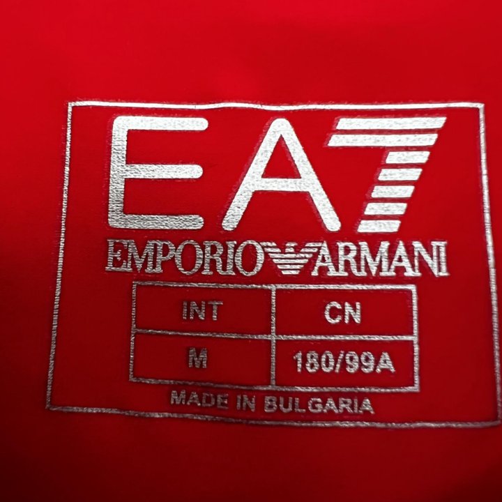 Спортивная футболка Emporio Armani EA7.