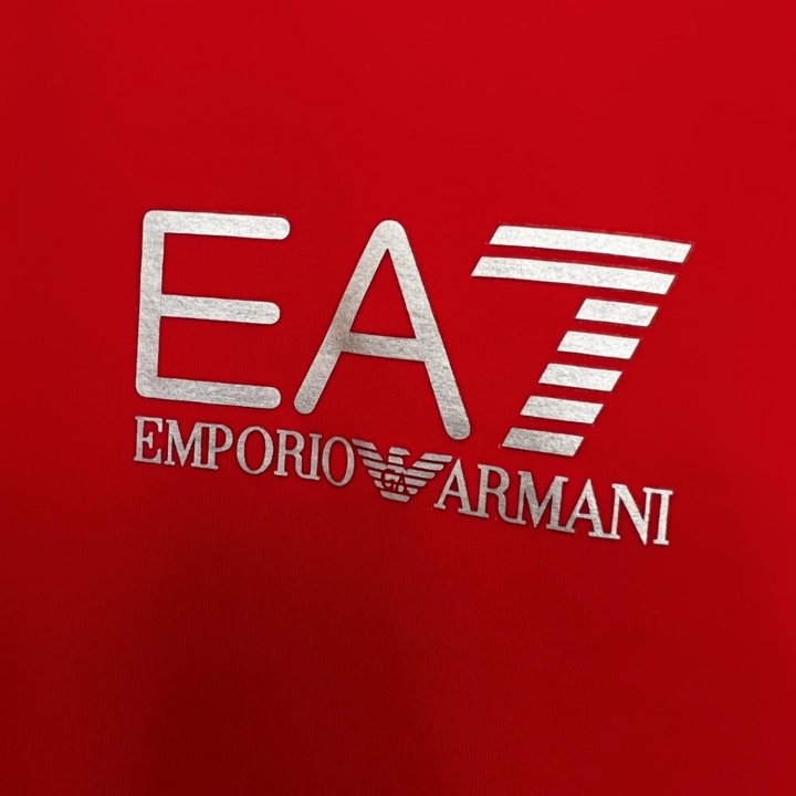 Спортивная футболка Emporio Armani EA7.