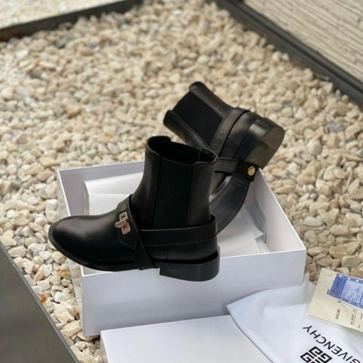 Ботинки Givenchy????