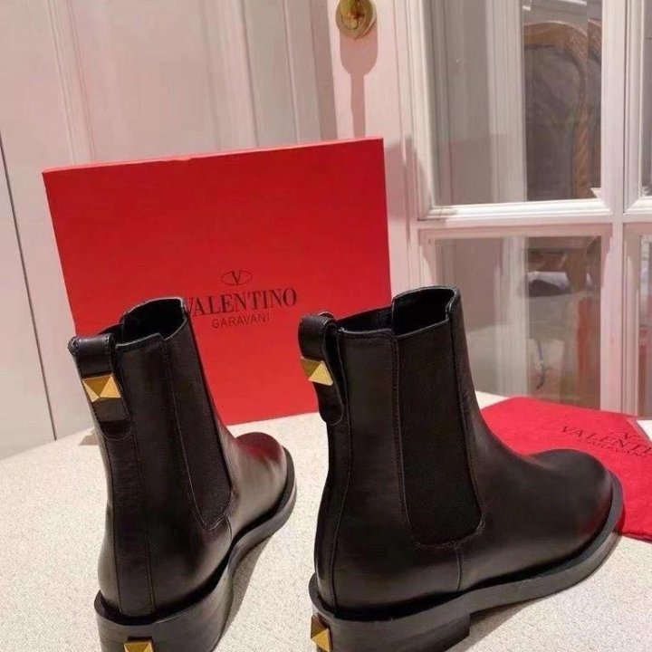 Ботинки Valentino????