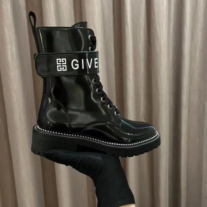 Ботинки Givenchy????
