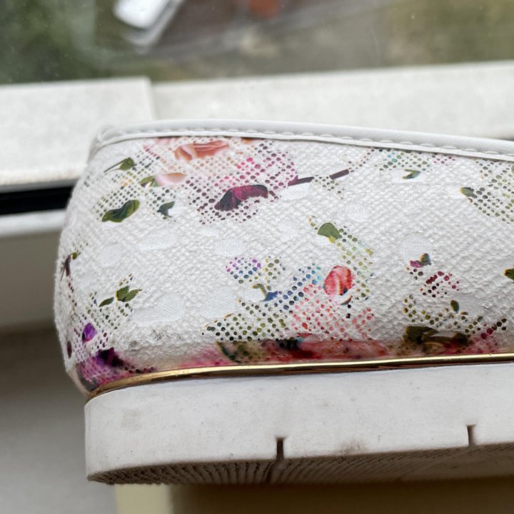 Балетки белые