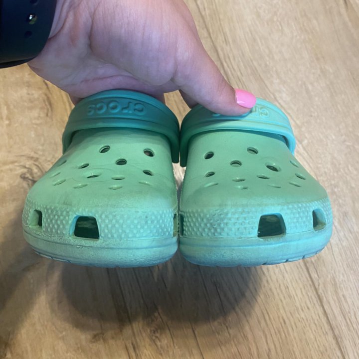 Crocs 27