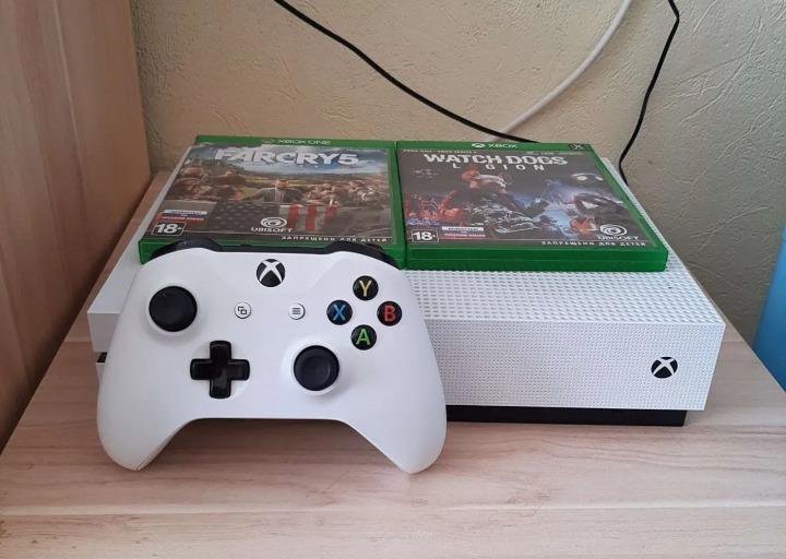 XBox One S 1Tb + 2 диска