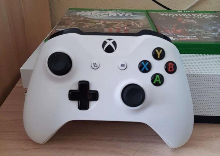 XBox One S 1Tb + 2 диска