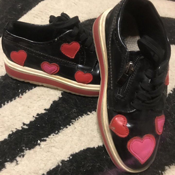 Обувь на девочку.