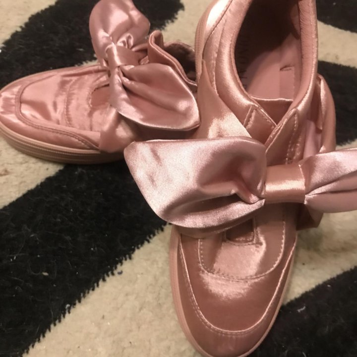 Обувь на девочку.