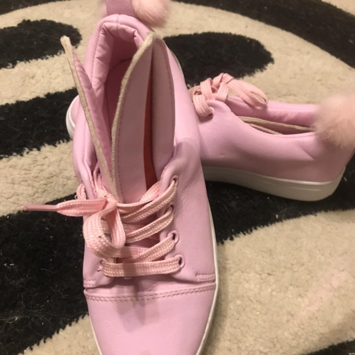 Обувь на девочку.