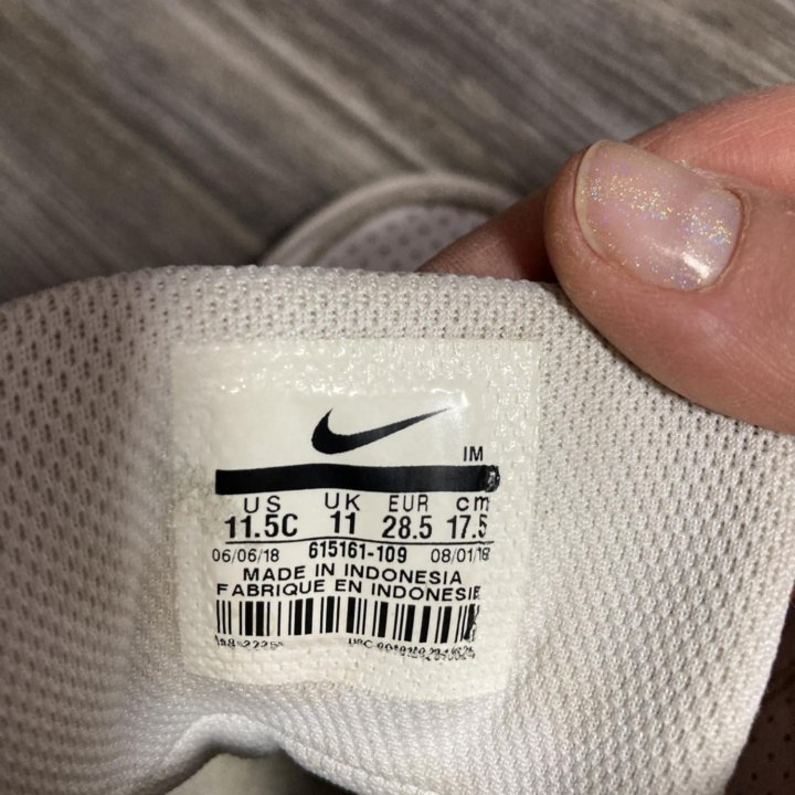 Кроссовки Nike 28