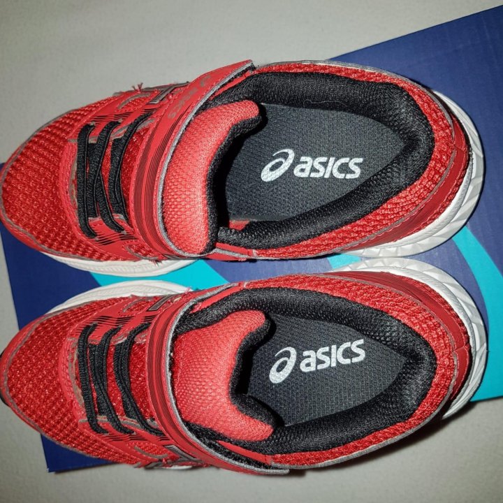 Кроссовки Asics.