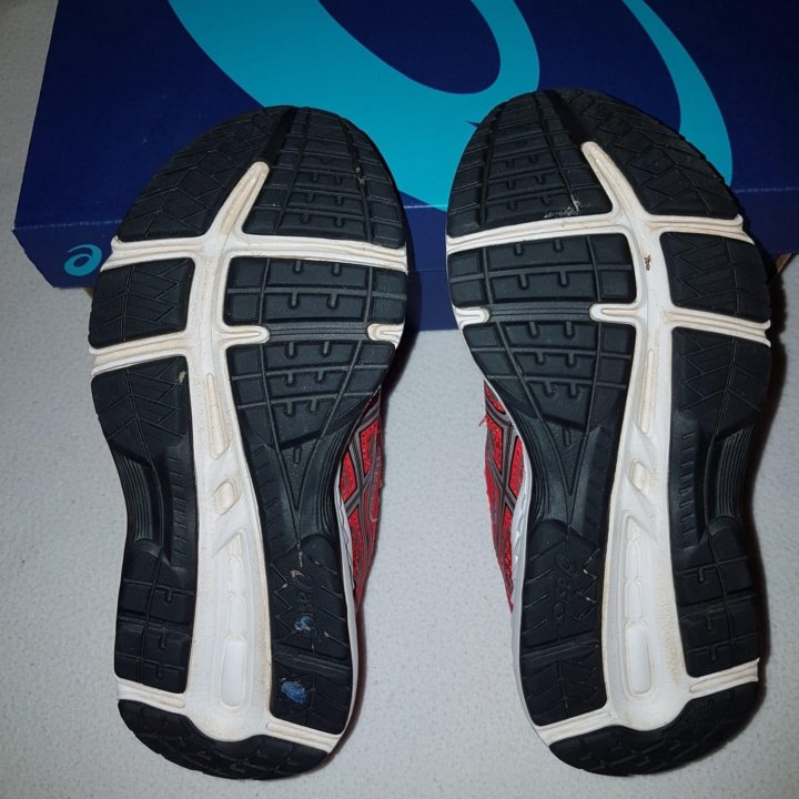 Кроссовки Asics.