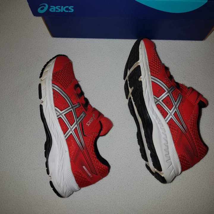 Кроссовки Asics.