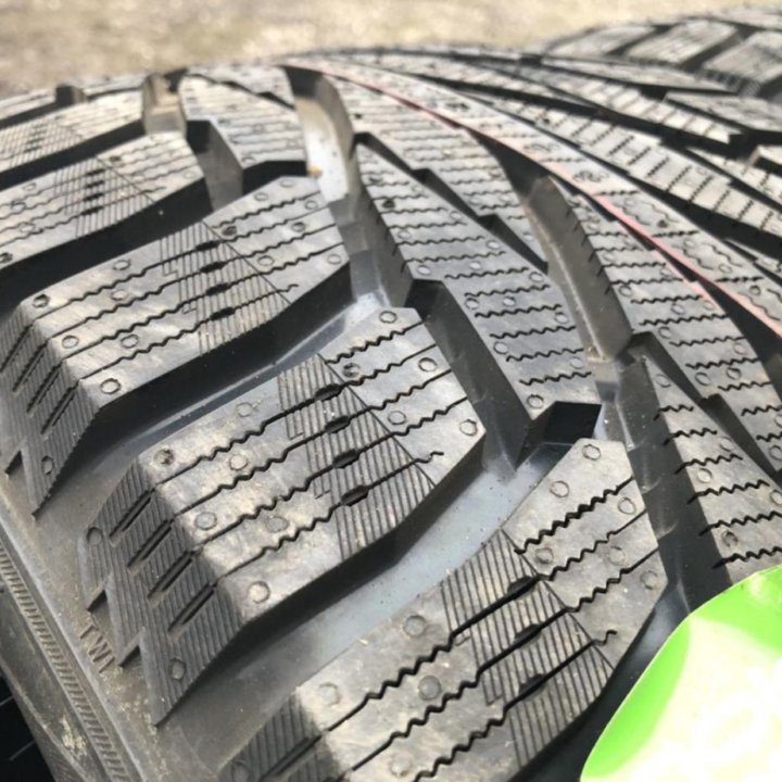 Nokian Tyres Hakkapeliitta R2 275/40 R20 106R