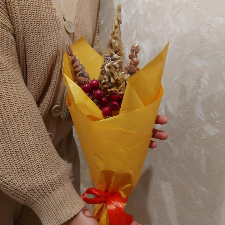 Букет из орехов