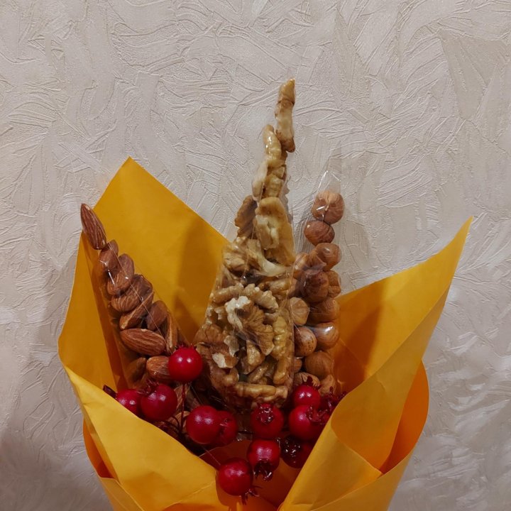 Букет из орехов