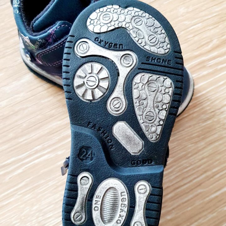 Ботинки на девочку 24