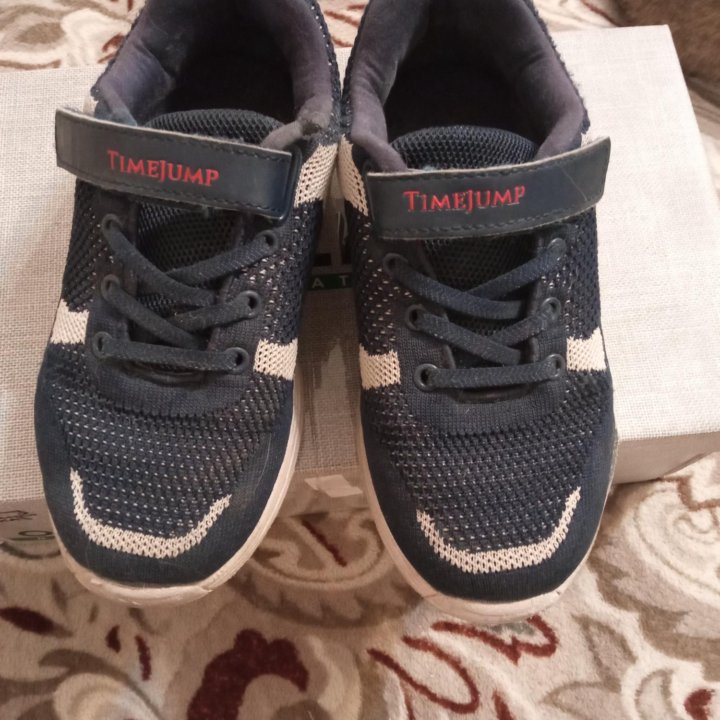 Кроссовки р. 33