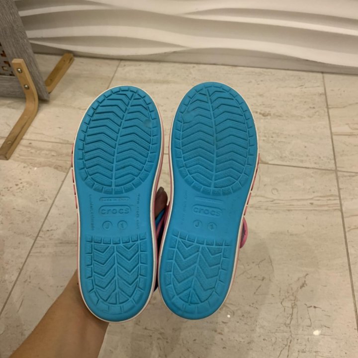 Сандалии crocs J1