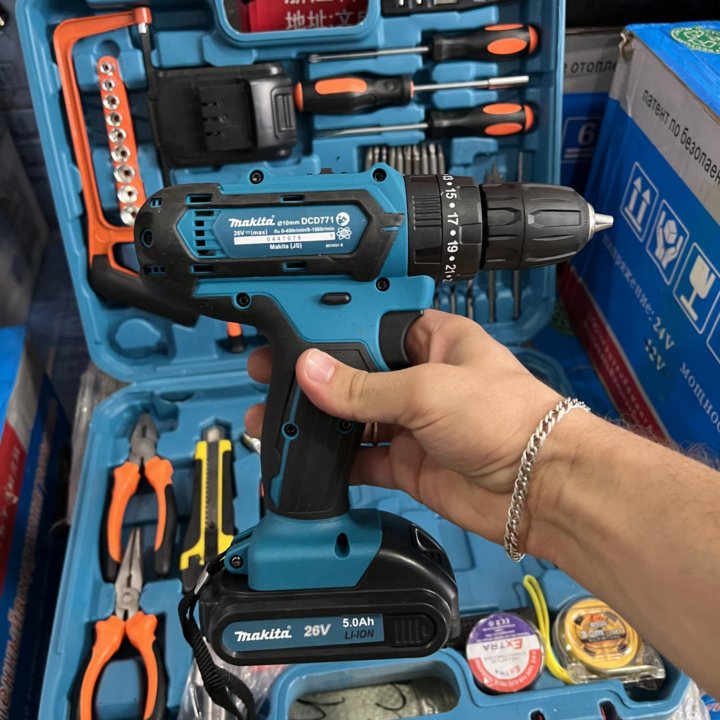 Шуруповёрт Makita 26v с набором инструментов