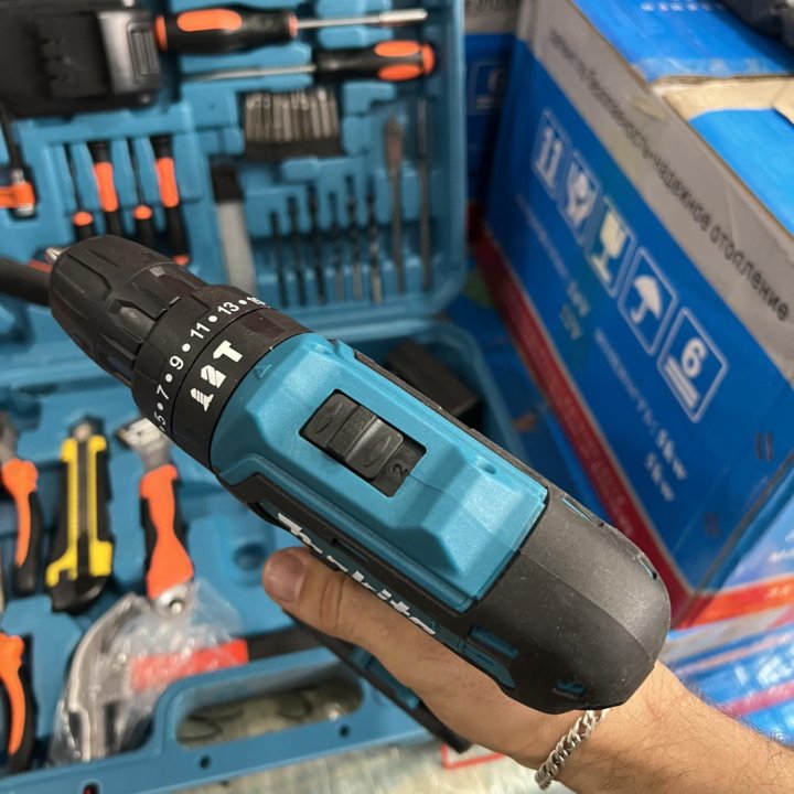 Шуруповёрт Makita 26v с набором инструментов