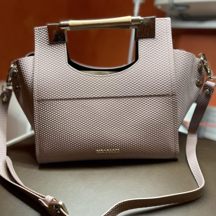 Сумкой дамская.