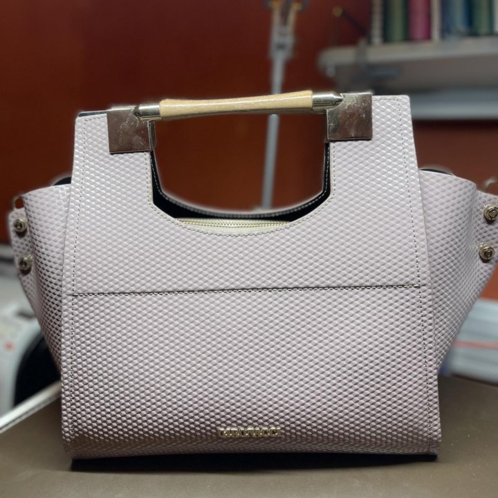 Сумкой дамская.