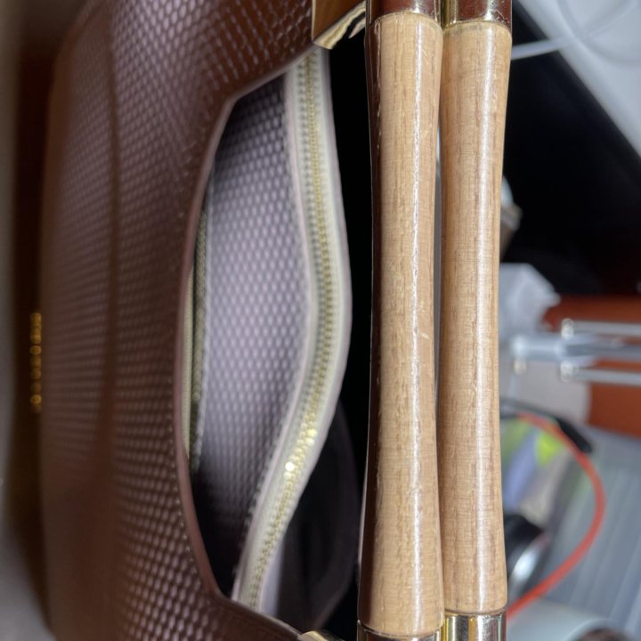 Сумкой дамская.