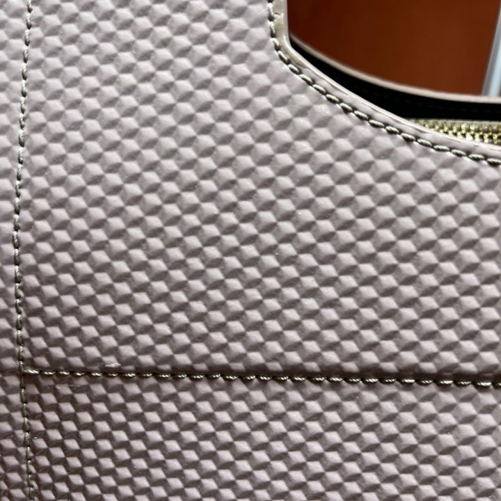 Сумкой дамская.