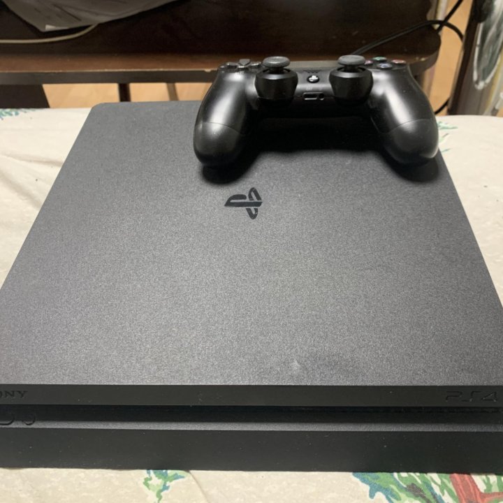 Продам PS4 + игры