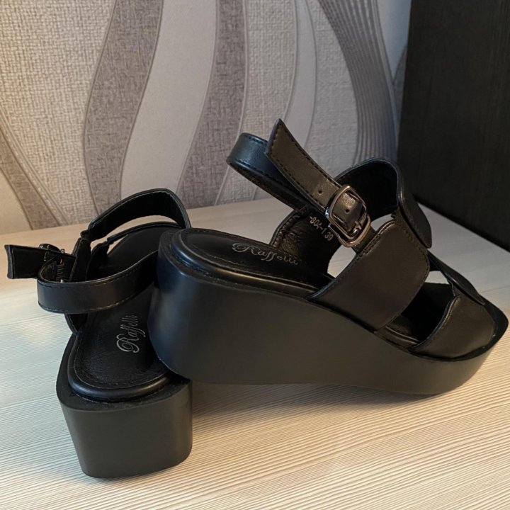 Туфли, сандали.