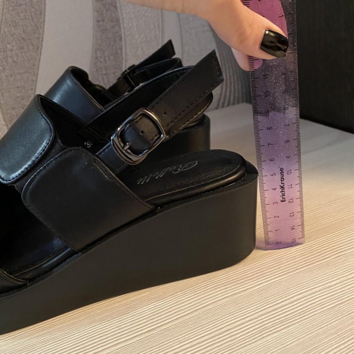 Туфли, сандали.