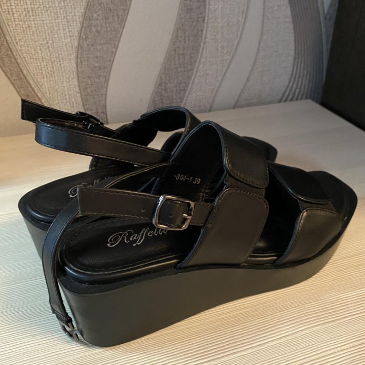 Туфли, сандали.