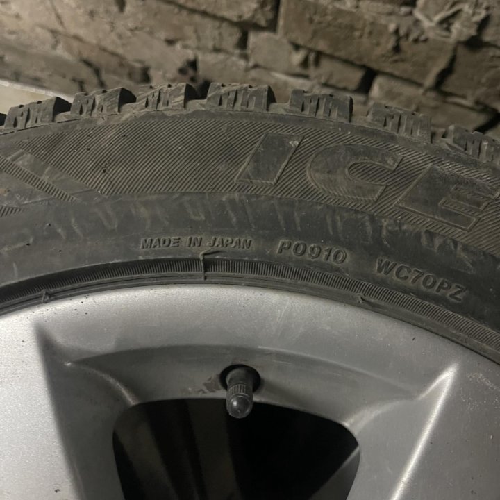 Зимние шипованные 205/55/16 Bridgestone 7000