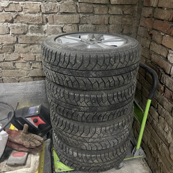 Зимние шипованные 205/55/16 Bridgestone 7000