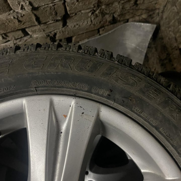 Зимние шипованные 205/55/16 Bridgestone 7000