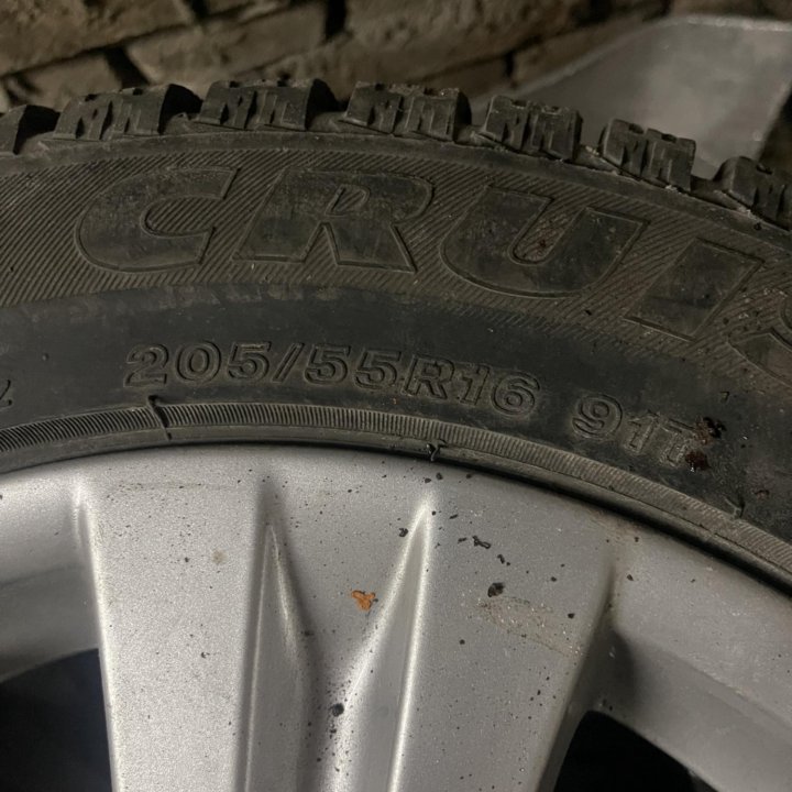 Зимние шипованные 205/55/16 Bridgestone 7000