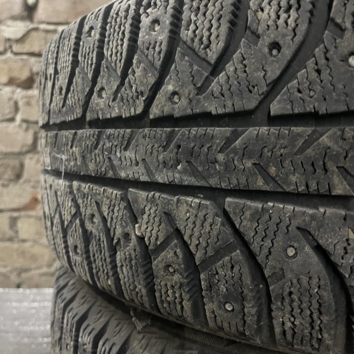 Зимние шипованные 205/55/16 Bridgestone 7000