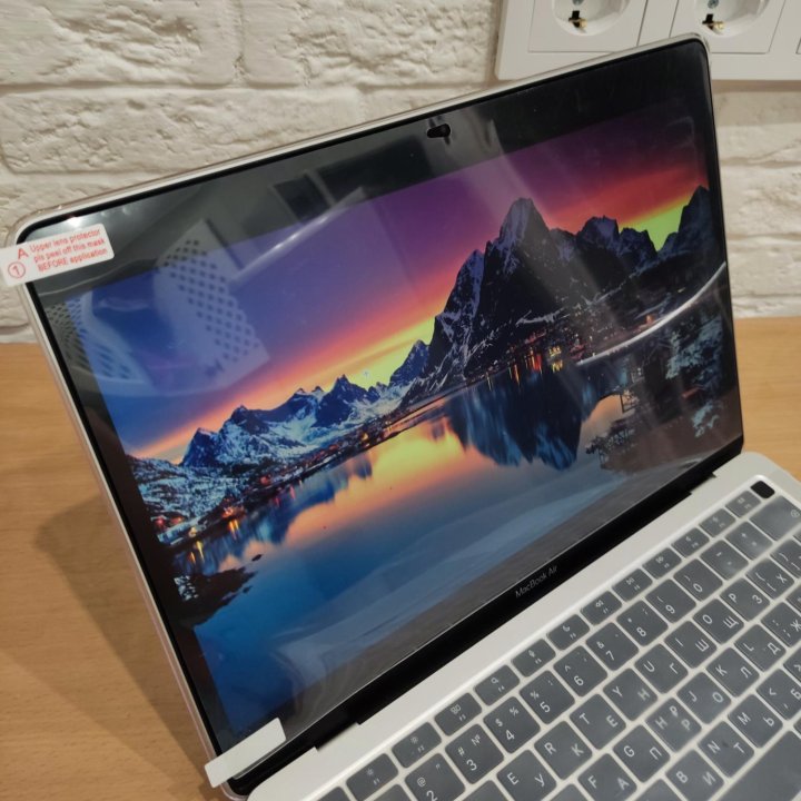 Защитная пленка на MacBook (новая, торг уместен)