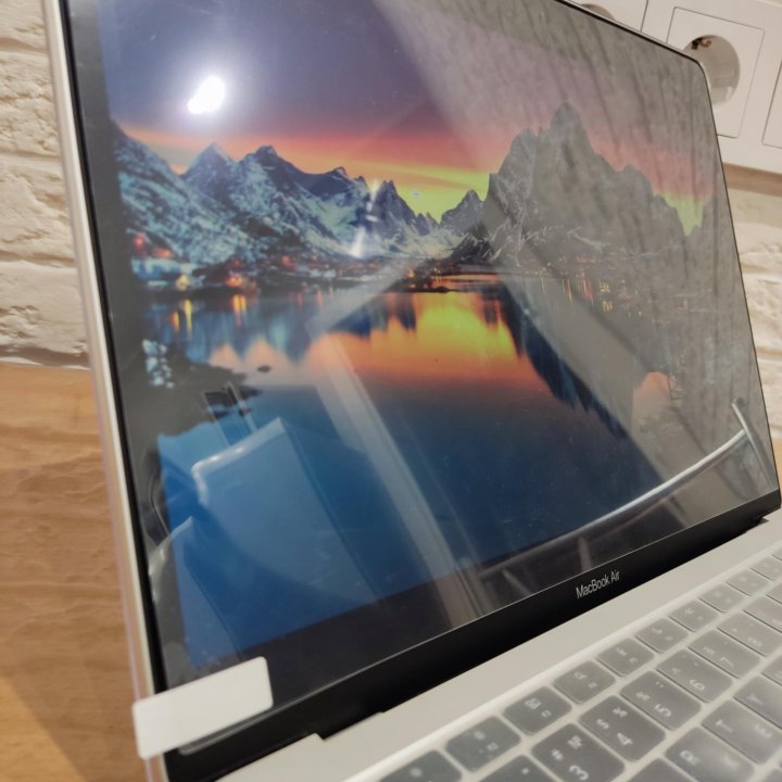 Защитная пленка на MacBook (новая, торг уместен)