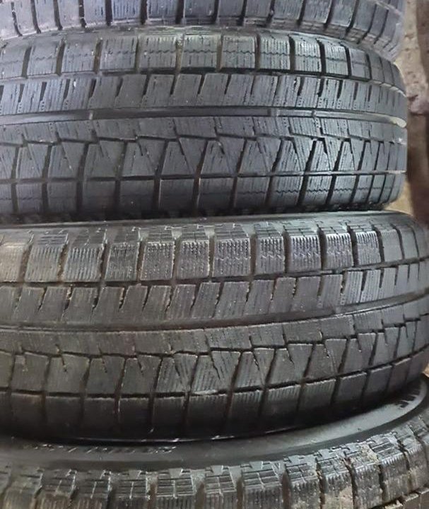 Шины зима липучка бу Bridgestone 215-60R17 4-2-1шт