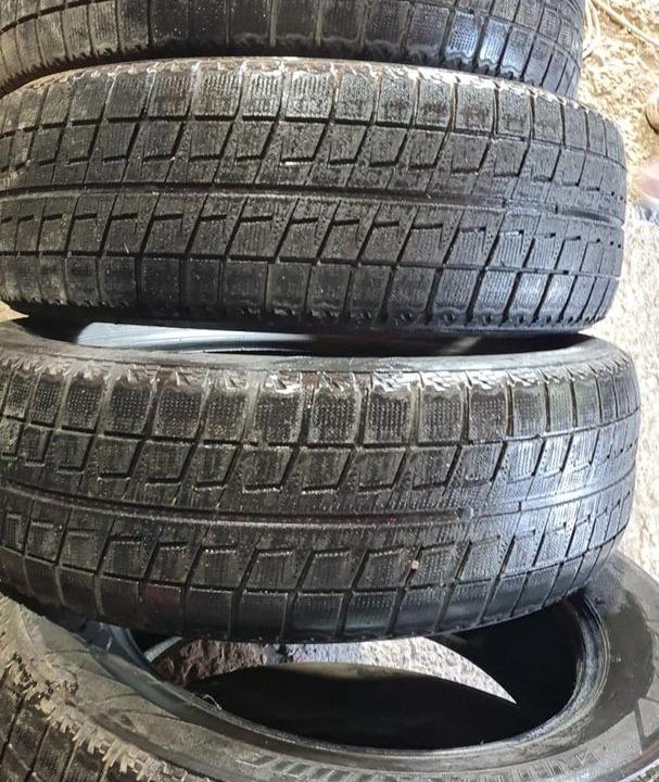 Шины зима липучка бу Bridgestone 215-60R17 4-2-1шт