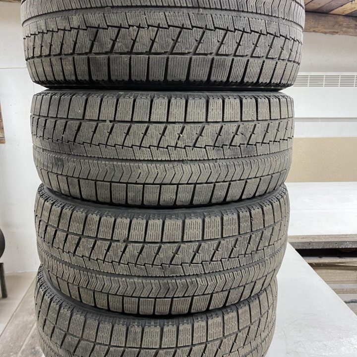 Bridgestone Blizzak VRX 215/55/17