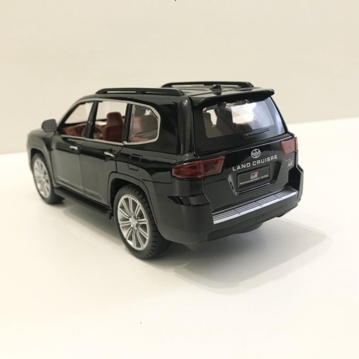 Модель автомобиля Toyota Land Cruiser 300 G металл