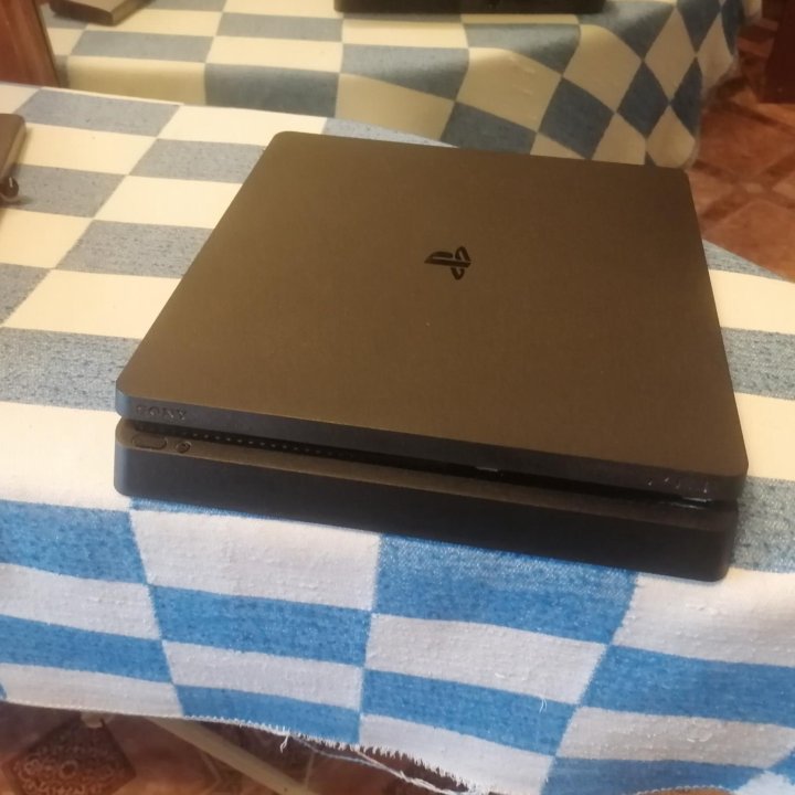 PlayStation 4 + 4 игры